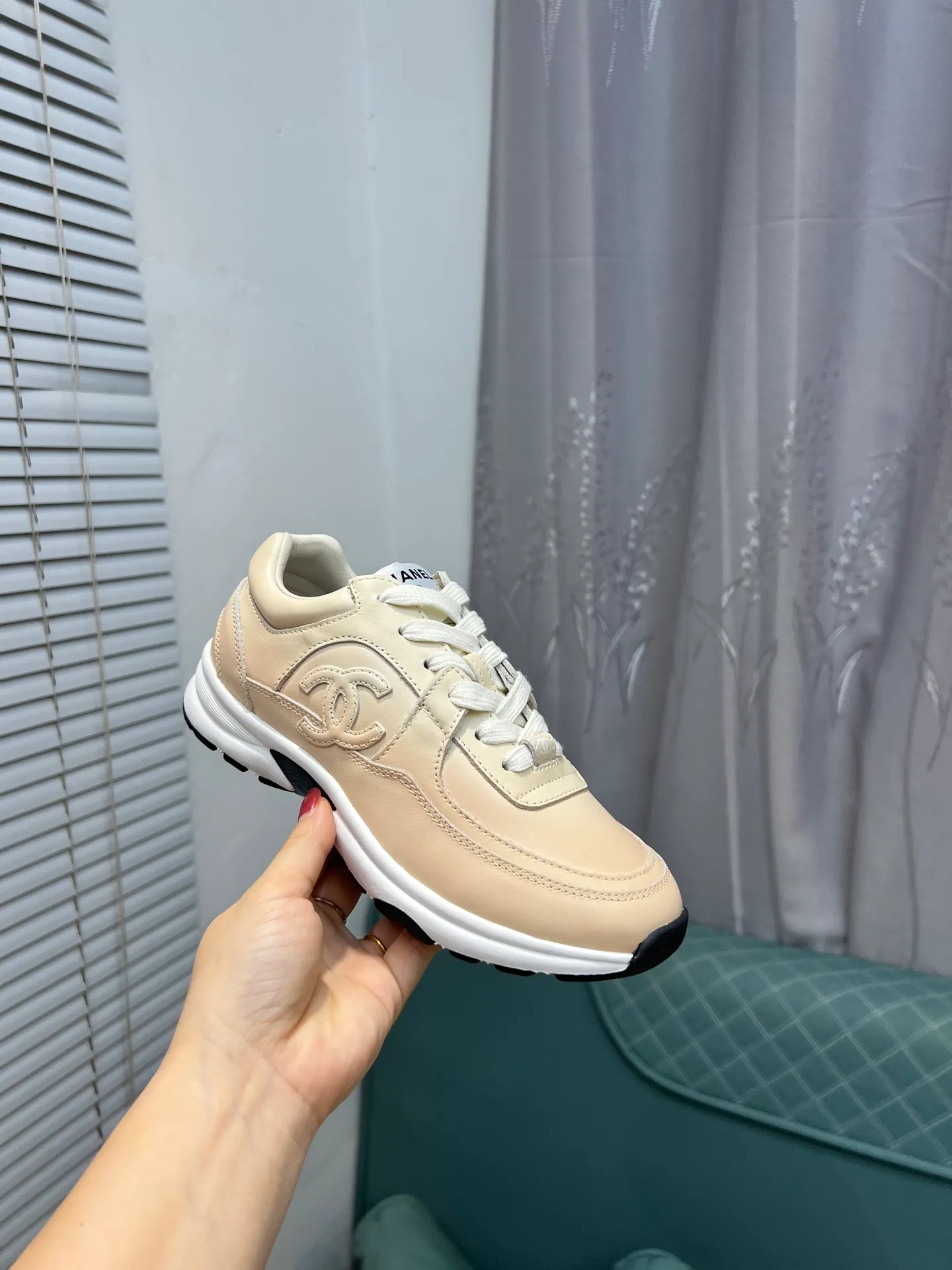 Men's men's shoes 💰660 Exclusive real shot (top version) CHANEL Chanel 2025ss color matching thick-soled casual sports shoes and sneakers. The counter is synchronized. The counter is very popular. A shoe that is very difficult to buy. The most popular thick-soled panda shoes on the Internet. It can be imagined that Xiaoxiang control can't miss it. It has both good looks and comfort. Simple and versatile white shoes. The thick sole increases the height and is super versatile. Close your eyes and wear it. Whoever wears it will look better. Upper: calfskin Lining: imported sheepskin lining Outsole: TPU original outsole Size: 35-44 (customized for women 41 and 40, and 45 for men)